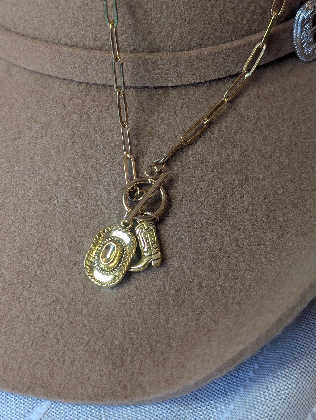 Corral charm necklace gold