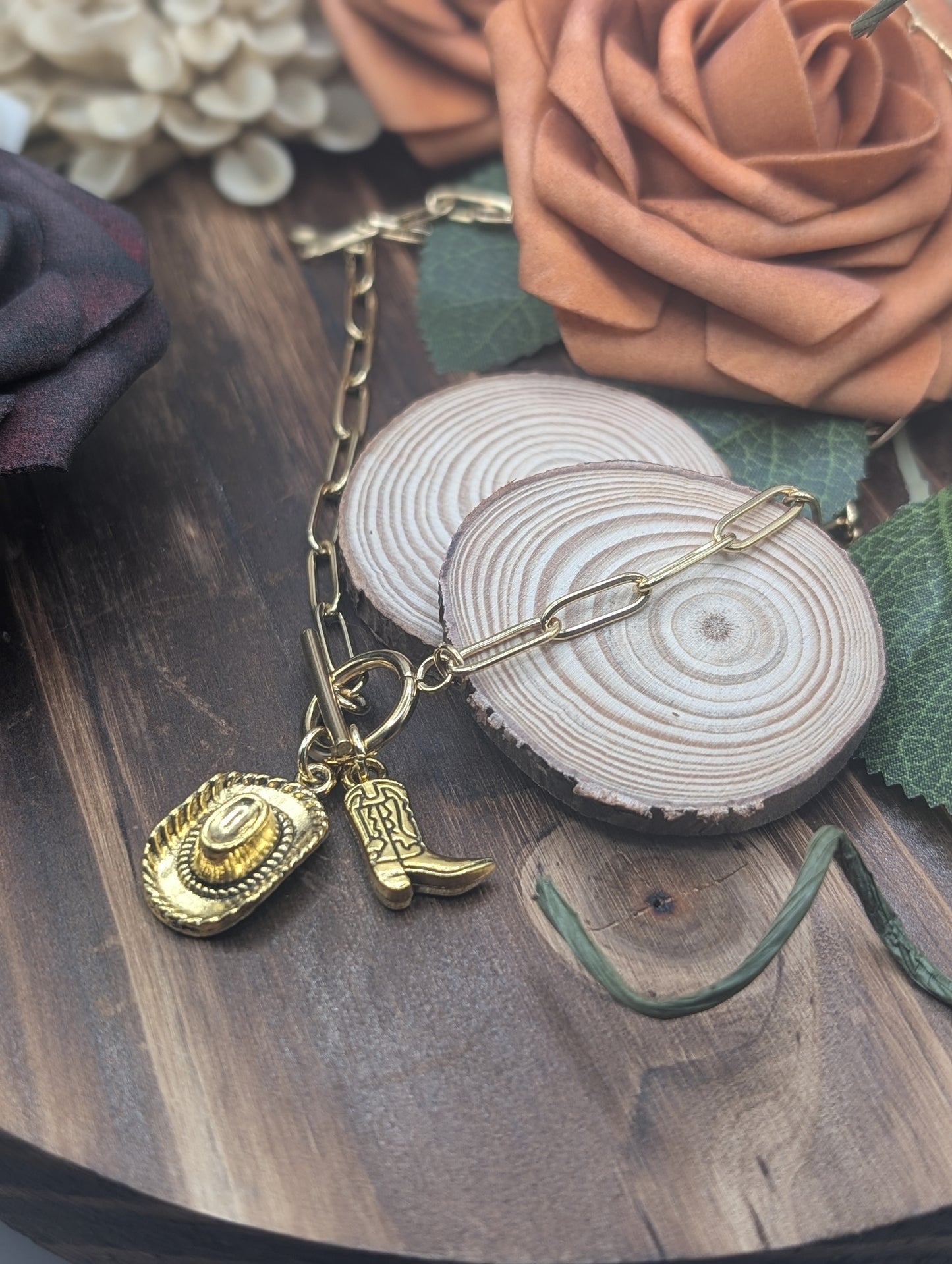 Corral charm necklace gold