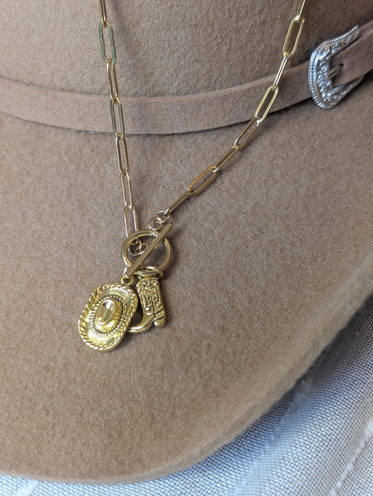 Corral charm necklace gold