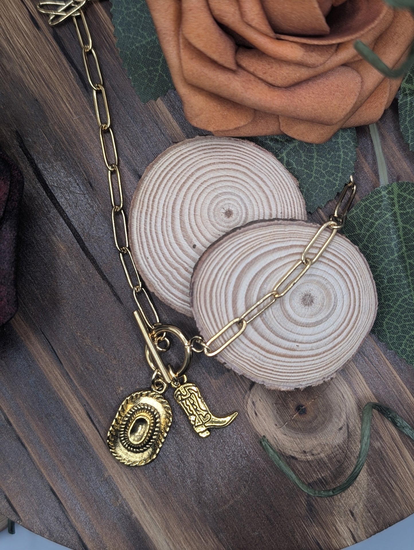 Corral charm necklace gold