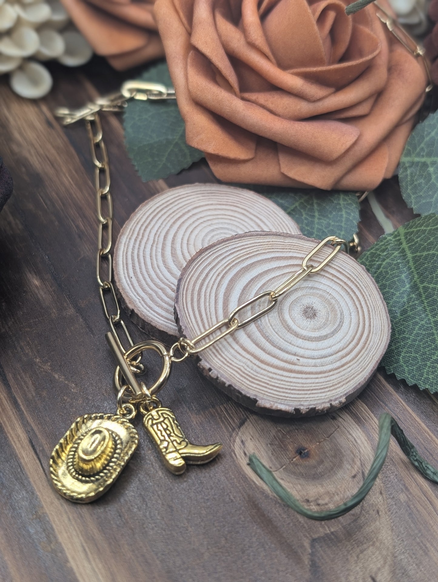 Corral charm necklace gold